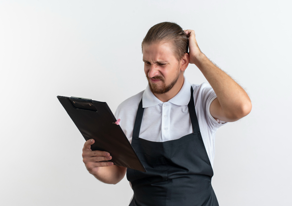 매출 안 오를 때 가장 먼저 점검해야 할 기준을 고민하는 자영업자 모습